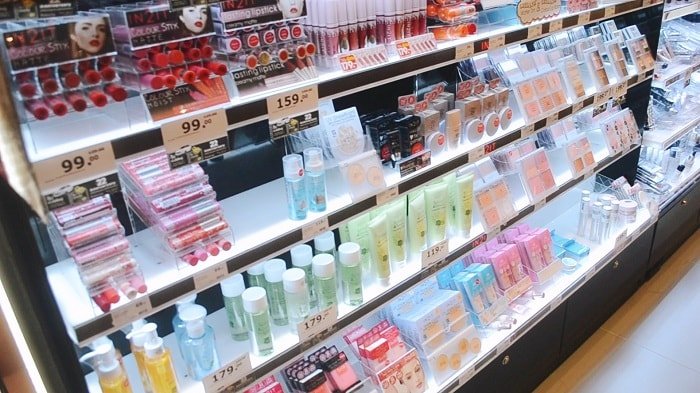 Retail fixture for cosmetic store