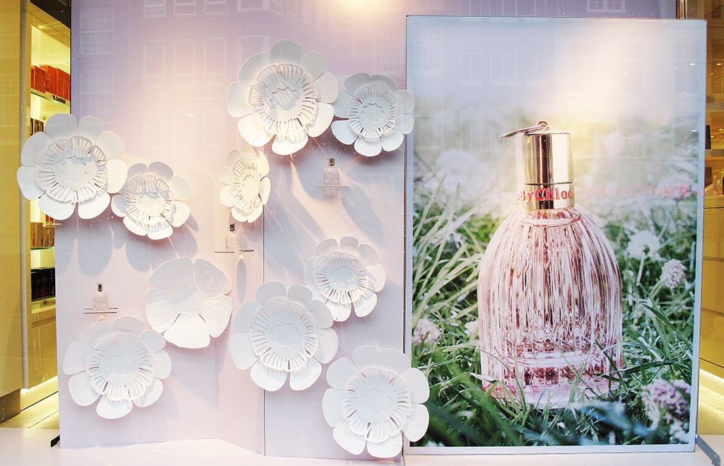 Perfume display set with flower shapes