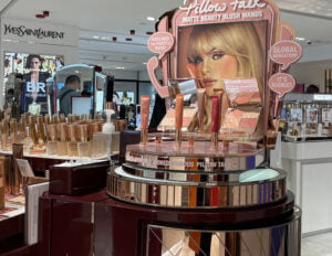 Double-sided gondola fixture for cosmetics retail