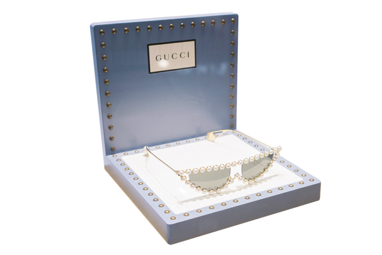 Mini glorifier kit for pop-up retail display with velvet tray and LED light