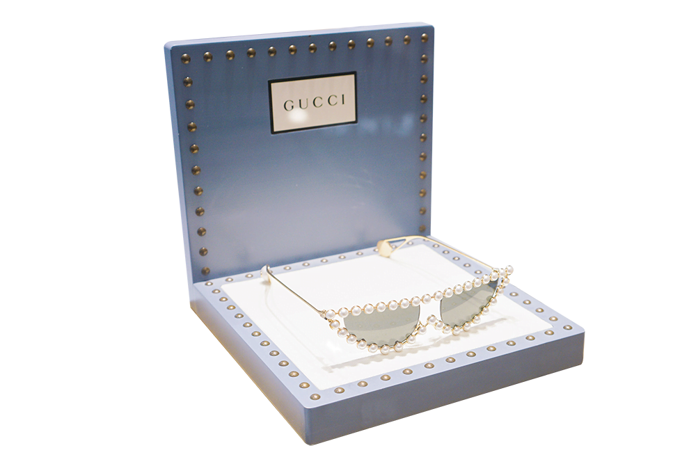 Mini glorifier kit for pop-up retail display with velvet tray and LED light