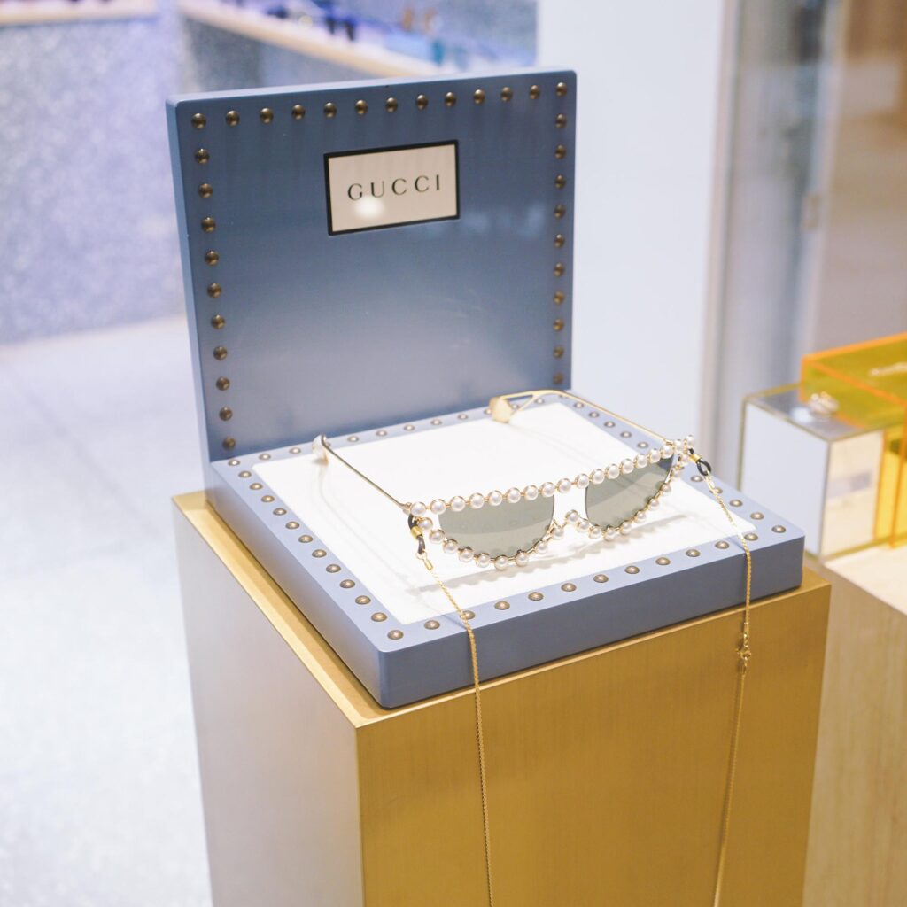 Mini glorifier kit for pop-up retail display with velvet tray and LED light