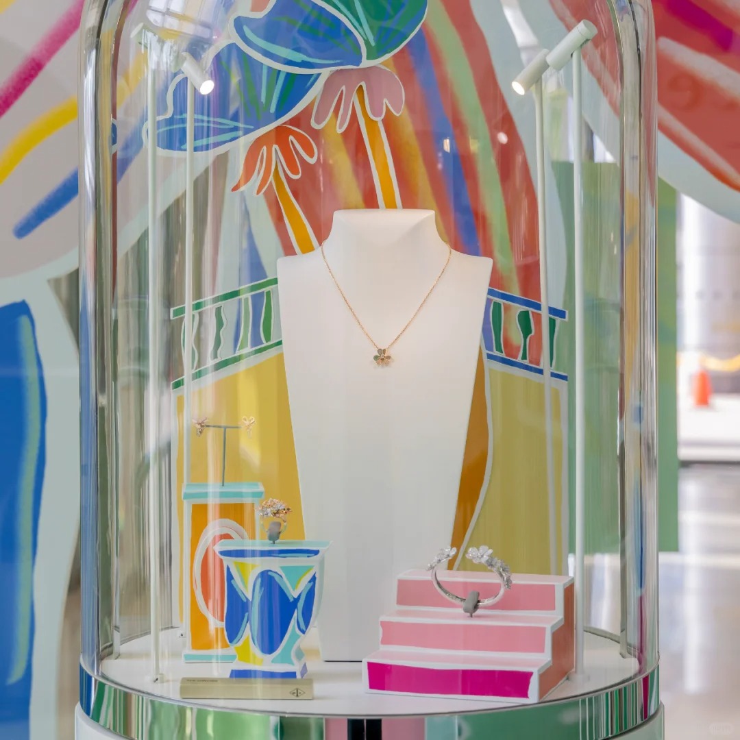 This printed acrylic backdrop features vibrant gradient colors, ideal for retail signage and brand storytelling.