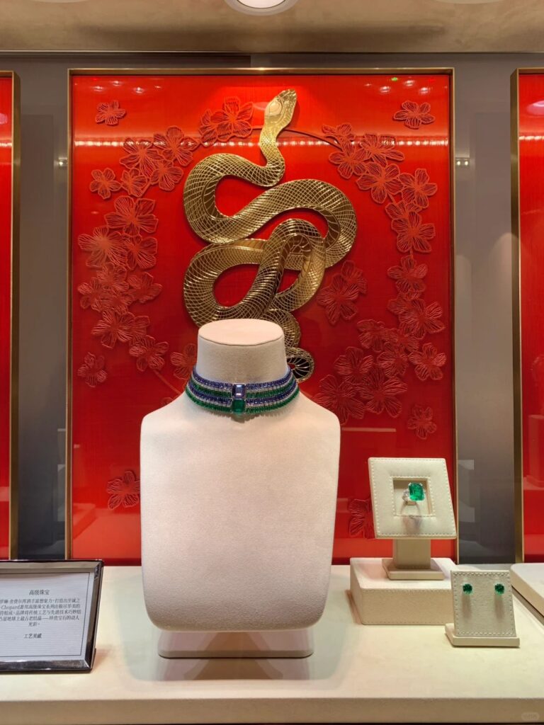 luxury-pop-display-ideas-watches-jewelry-perfume-sunglasses