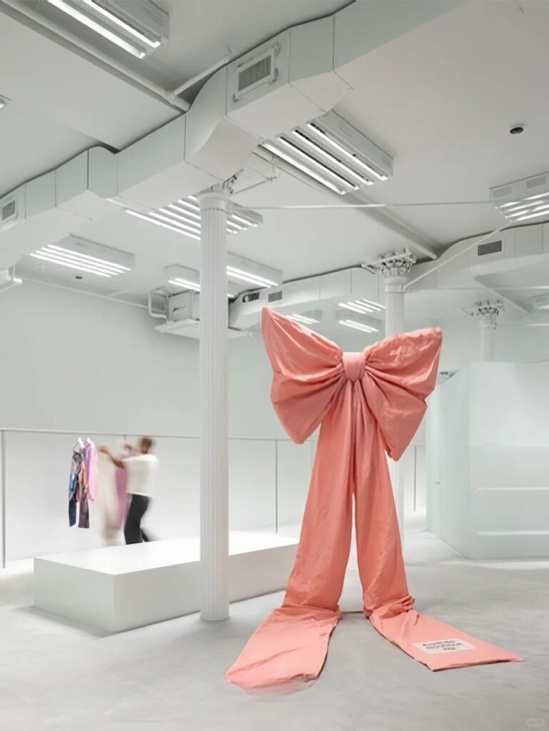Giant sculpted bow display prop in holiday window VM