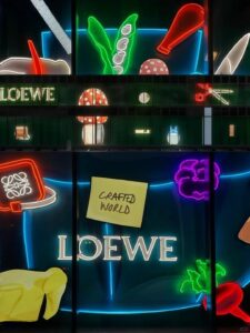 LED-lit shelf with modular product tray in bay system