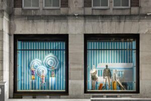 Side-by-side comparison of display systems in department stores and boutiques