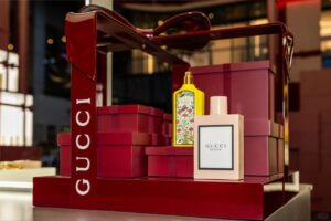 oversized gift box visual merchandising prop