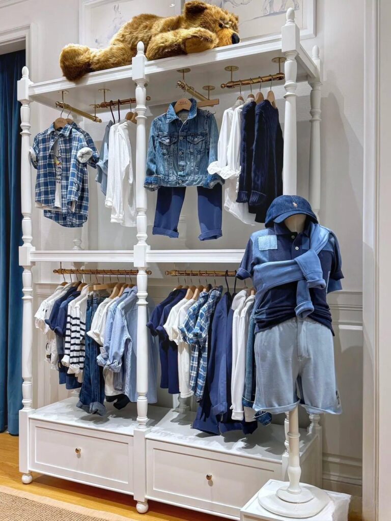 Flat-pack modular retail display system for franchise stores