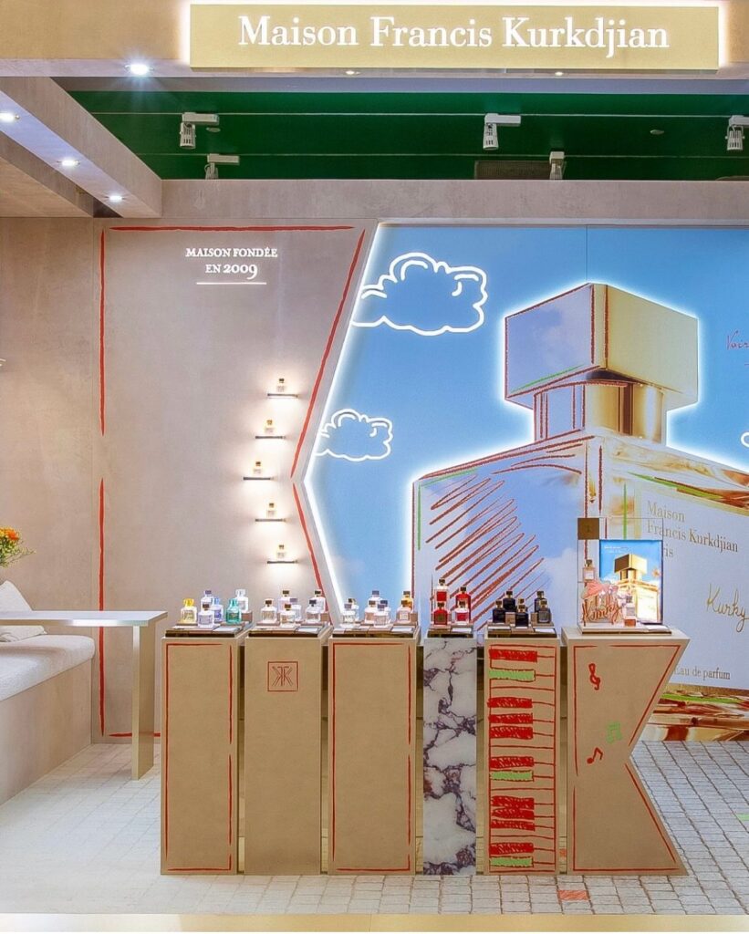 Faux marble plinth for seasonal campaigns