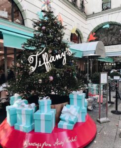 seasonal merchandising kit