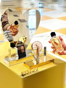 Mirror acrylic installations for fashion events