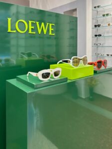 Flat-pack modular retail display system for franchise stores