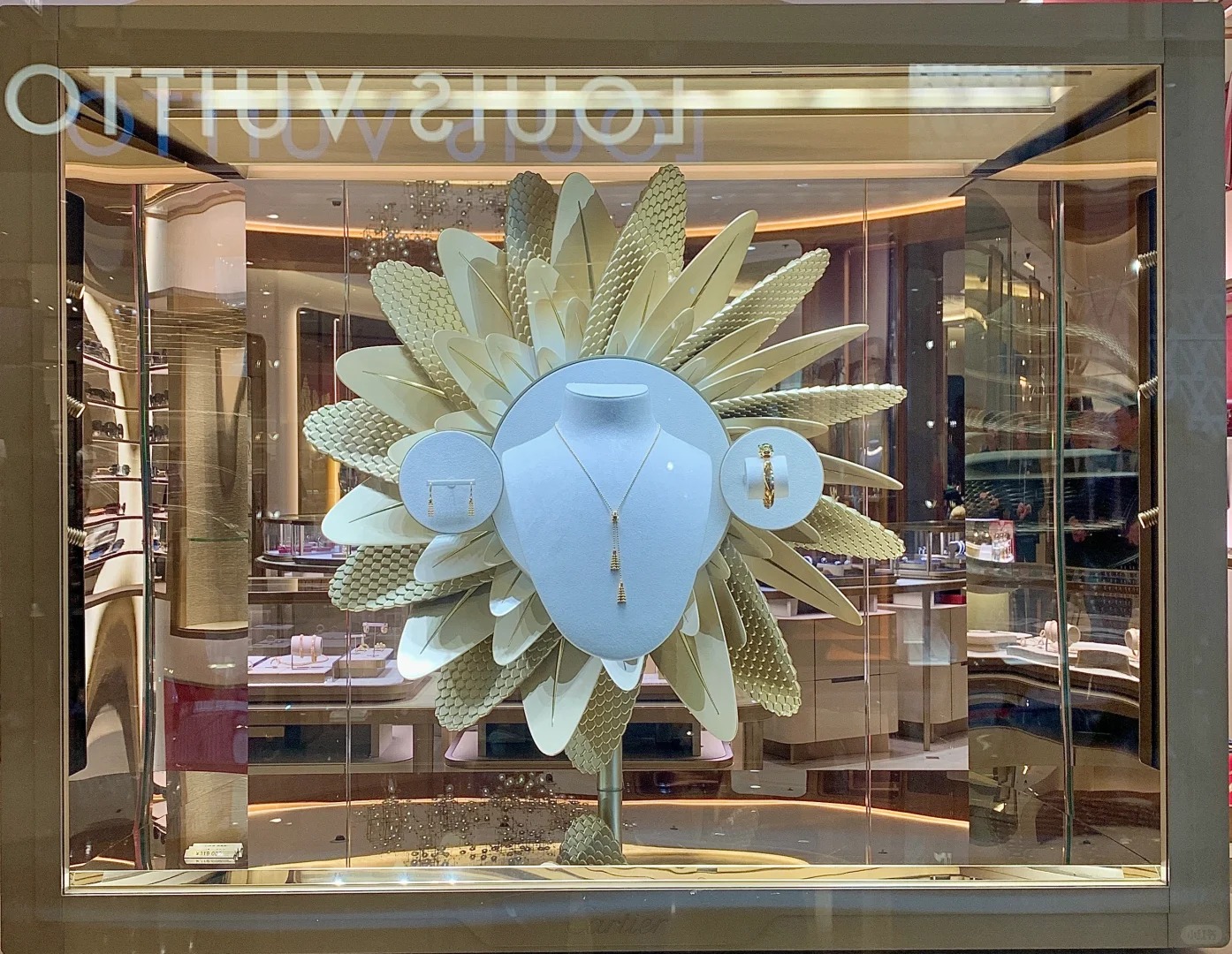 Jewelry-glorifier-luxury-display