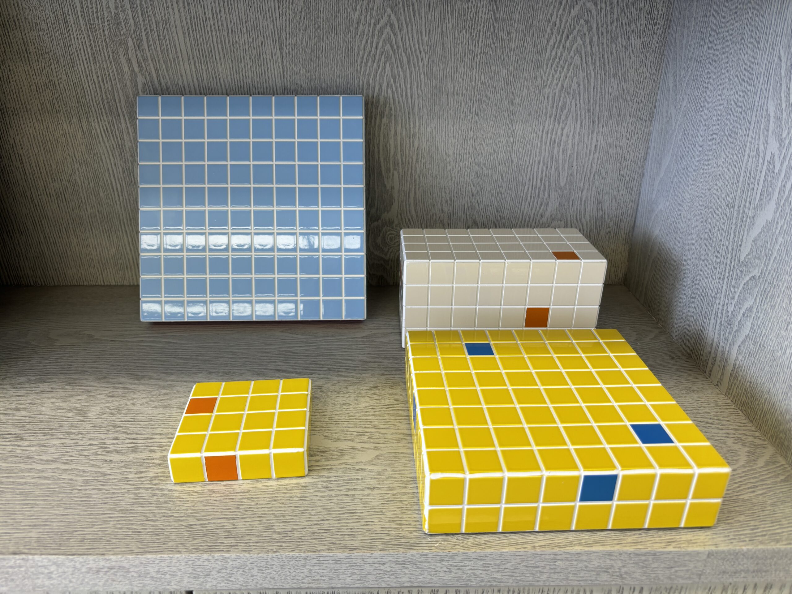 Batch production of modular retail displays with different versions