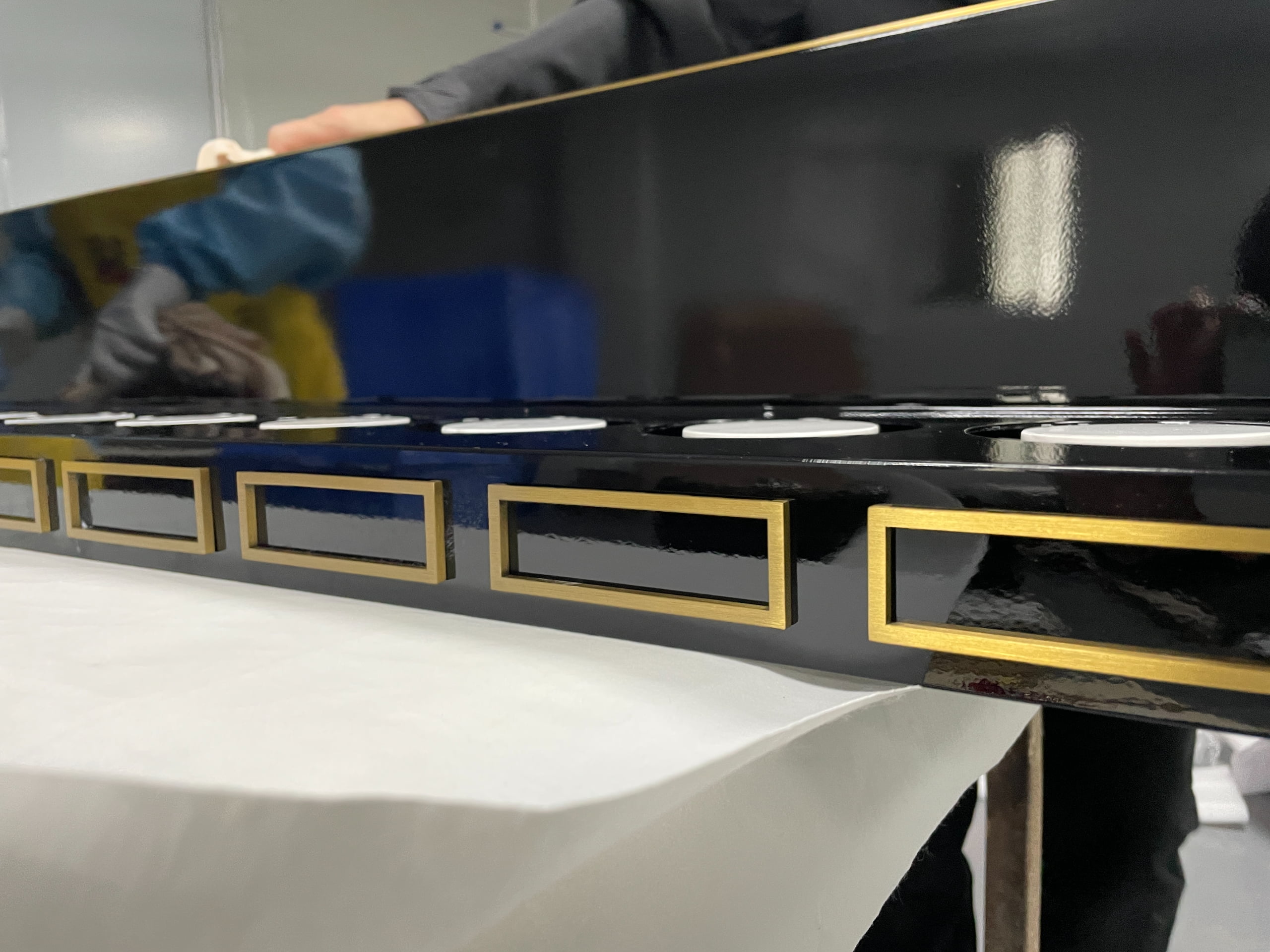 High-gloss black display body surface preparation and finishing process