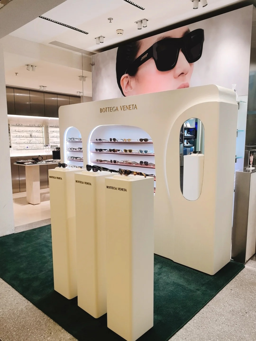 seasonal pop-up display table for sunglasses